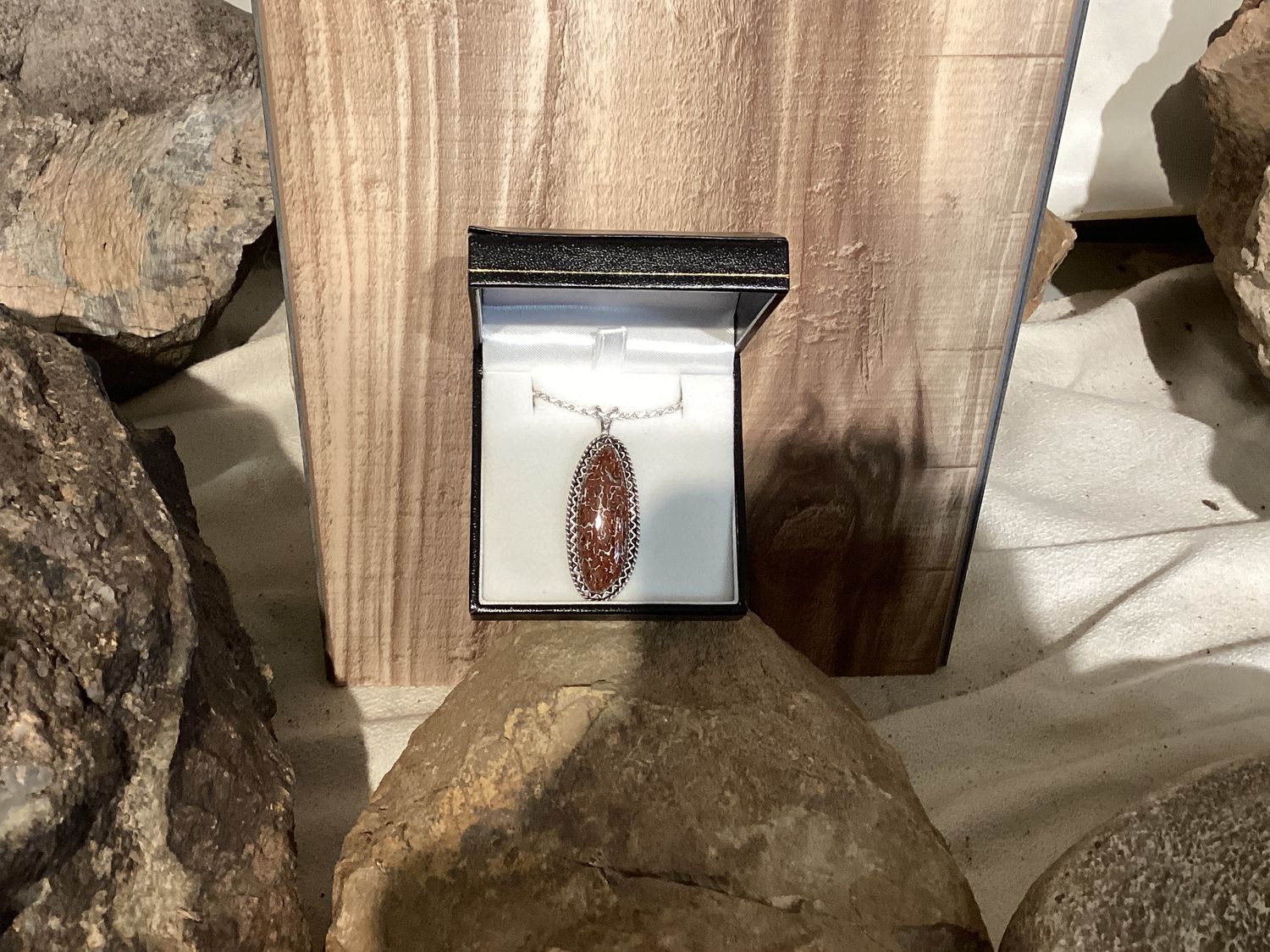 Silver Lace Gem Bone pendanr