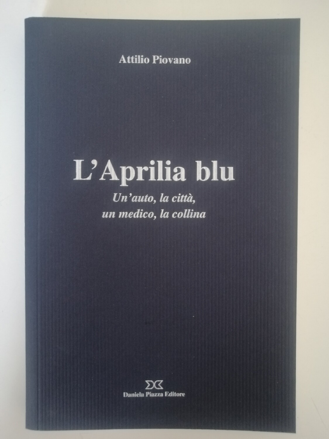 L'APRILIA BLU Un’auto, la città, un medico, la collina Collana “Gocce Blu di Piemonte” La narrativa di Gocce di Piemonte
