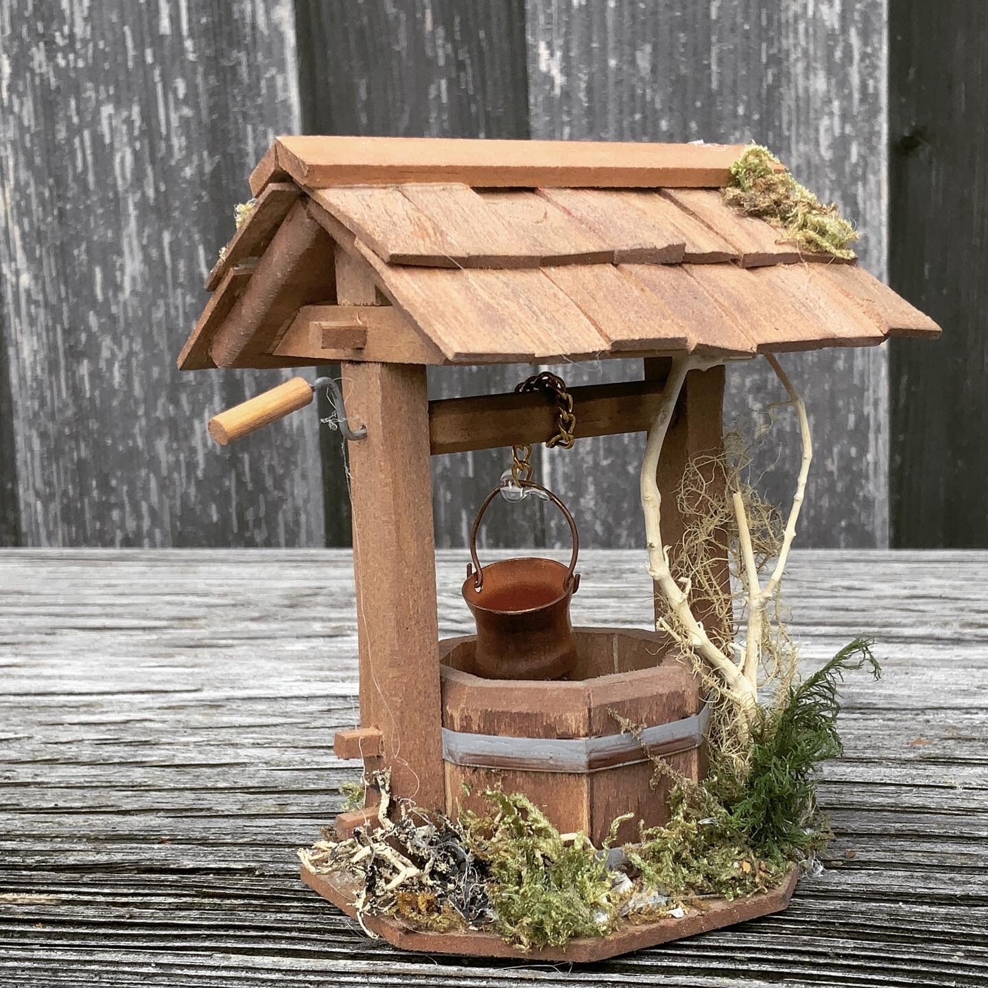 Brunnen mit Schindeldach 9 x 9 x 12 cm