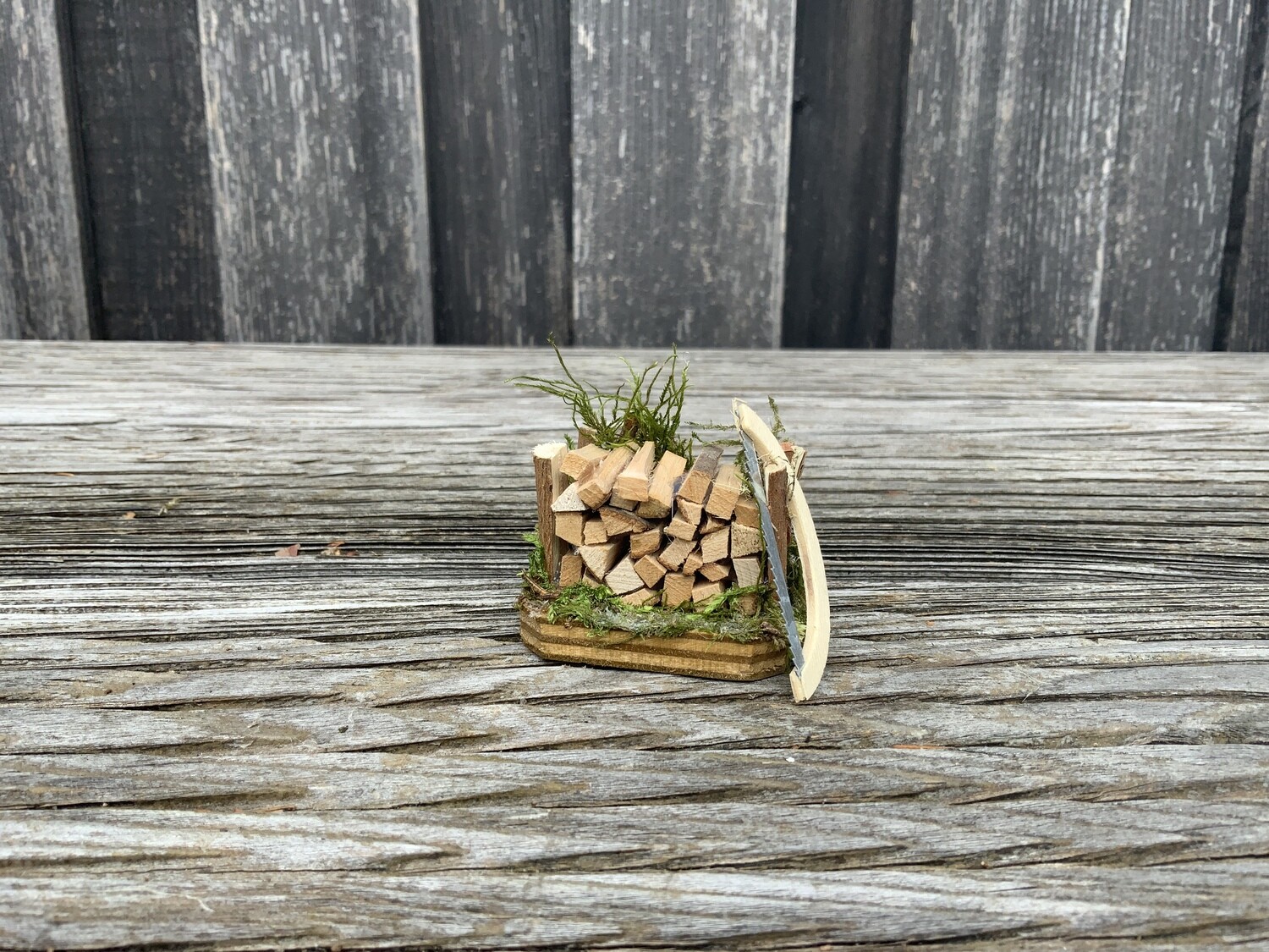 Holzstoß mit Säge 5 x 5 x 4 cm