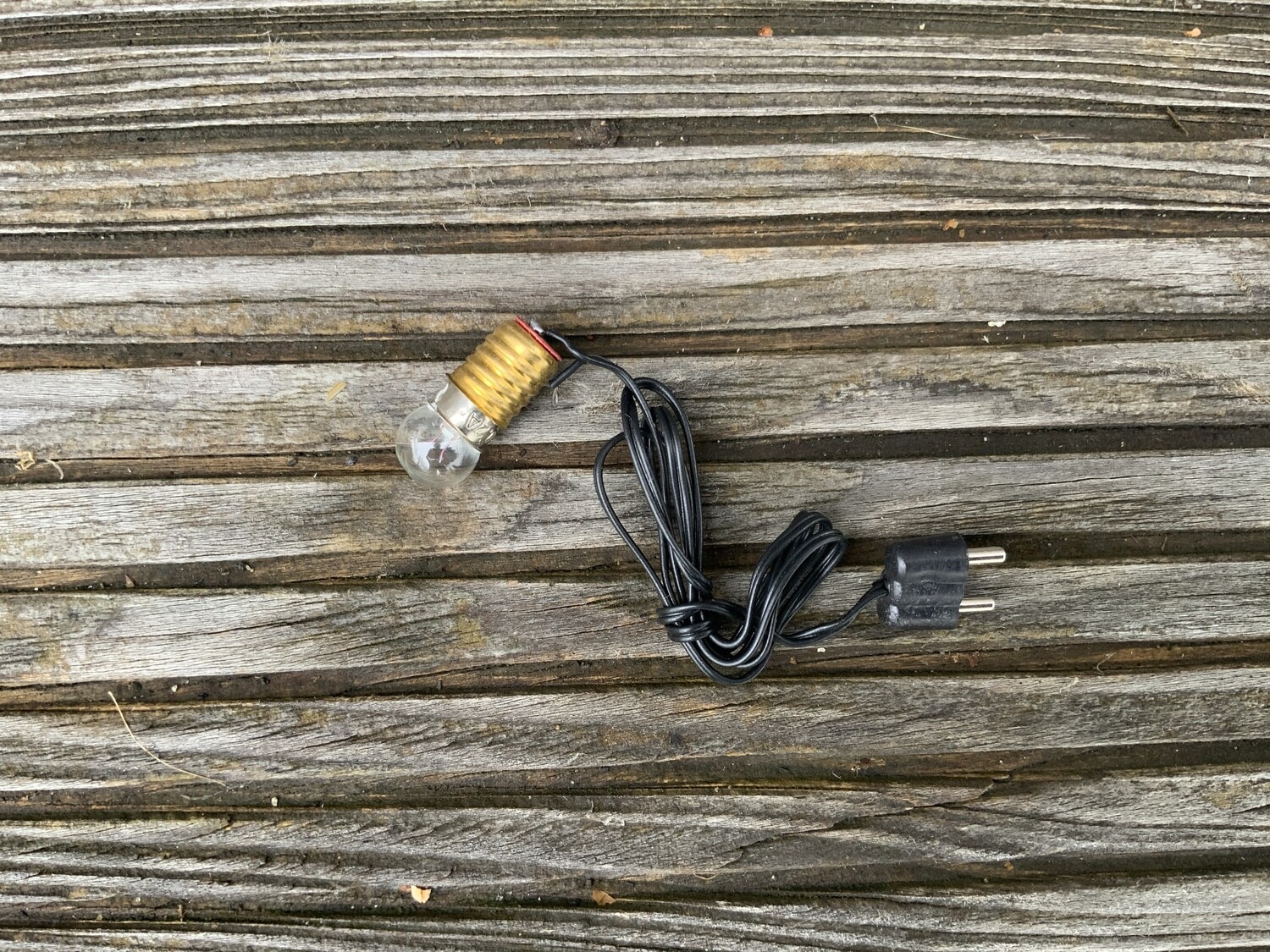 Birnchen 3,5 Volt - E10 weiß, mit Fassung, Kabel und Stecker