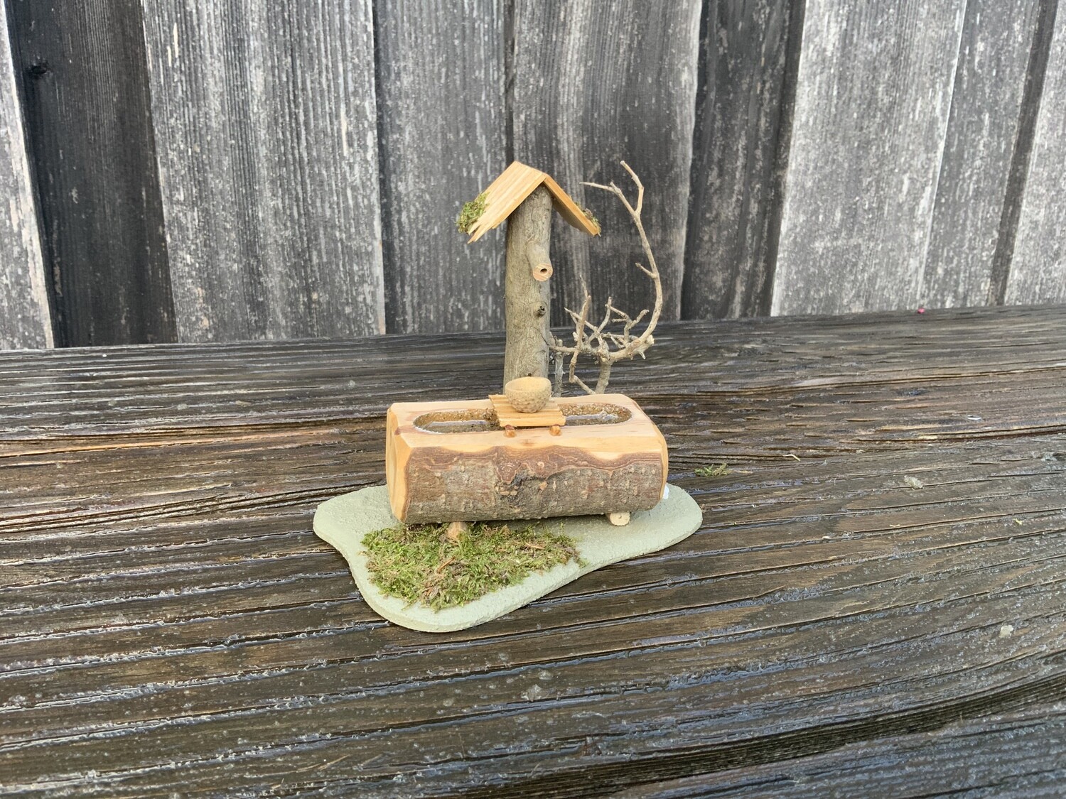 Baumstammtränke mit Rost und Schale