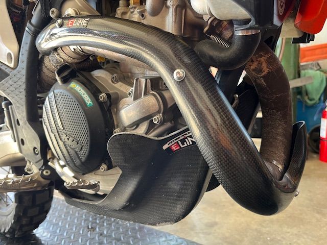 HUSQVARNA FE350 / KTM 350EXCF 2024-&gt;  CARBON HEADER PIPE GUARD, STANDARD PIPE ONLY