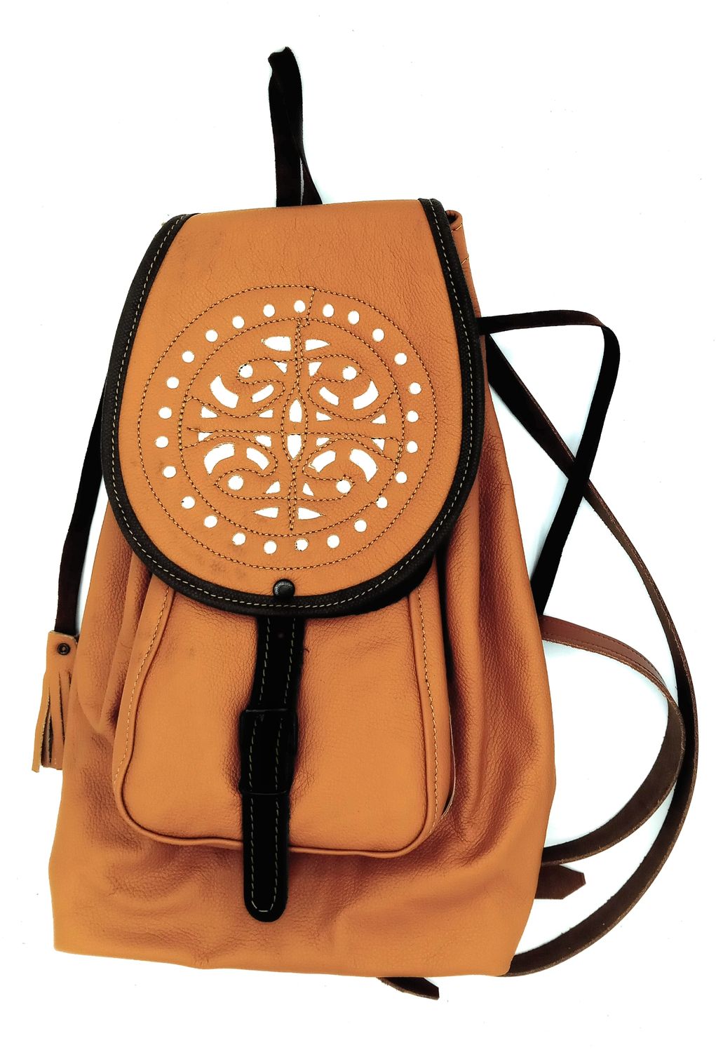 Mochila de cuero marrón con rosetón