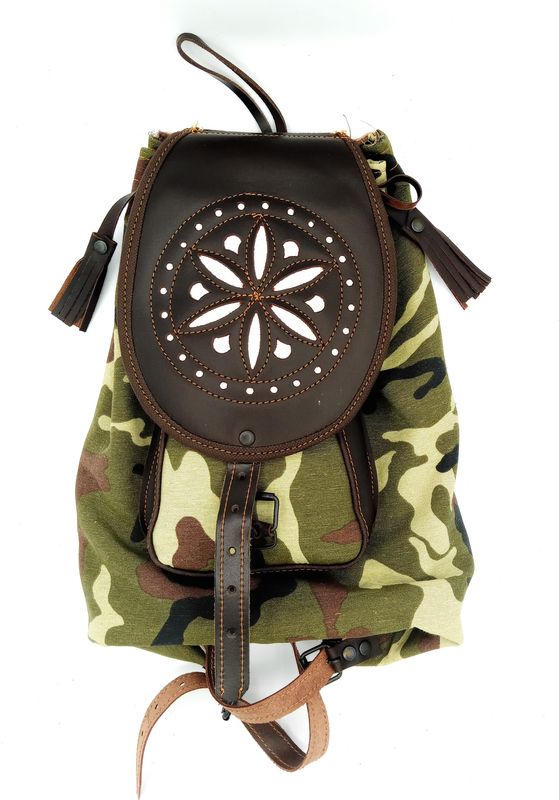 Mochila de cuero y camuflaje con rosetón