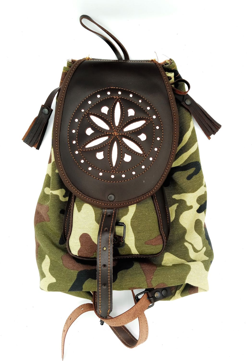 Mochila de cuero y camuflaje con rosetón