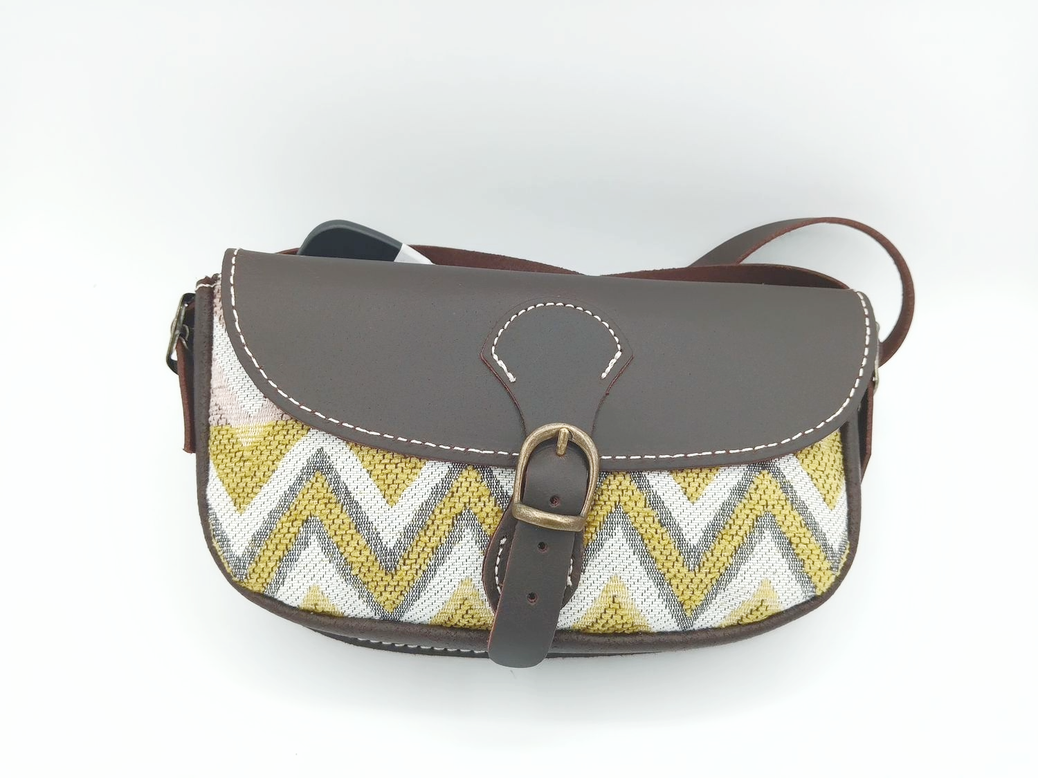 Riñonera de piel con detalles en amarillo