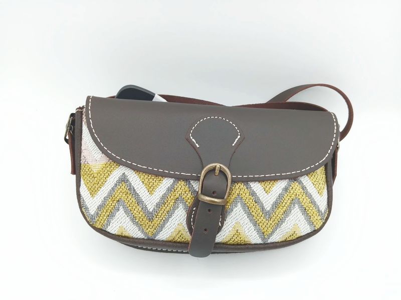 Riñonera de piel con detalles en amarillo