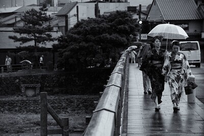 Geisha se promenant sur le pont Sanjō Ōhashi