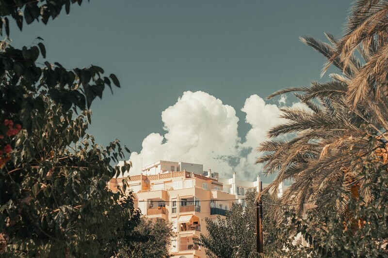 las escondidas con las nubes
