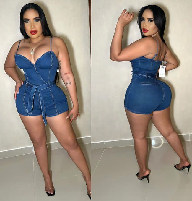 Combinaison jeans court croisée sur le devant