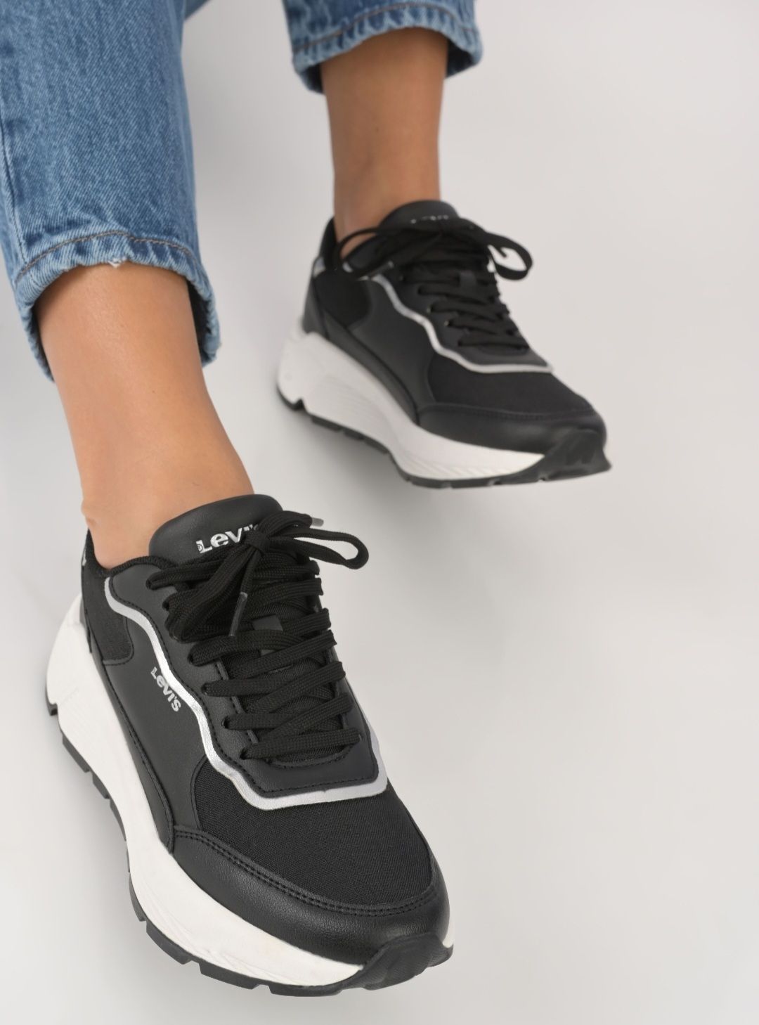 Levi&#39;s wing black