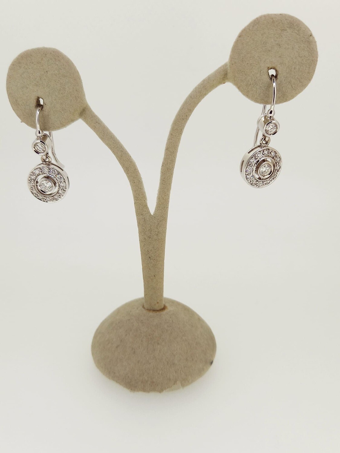 Pendientes de oro blanco con diamantes talla brillante, peso 0,77 ktes, calidad H VVS