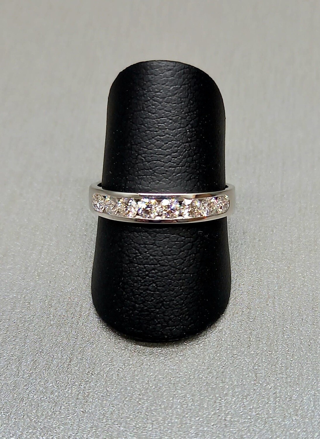 Sortija de oro blanco, media alianza de diamantes talla brillante con un peso de 0,56 ktes y calidad H,VVS