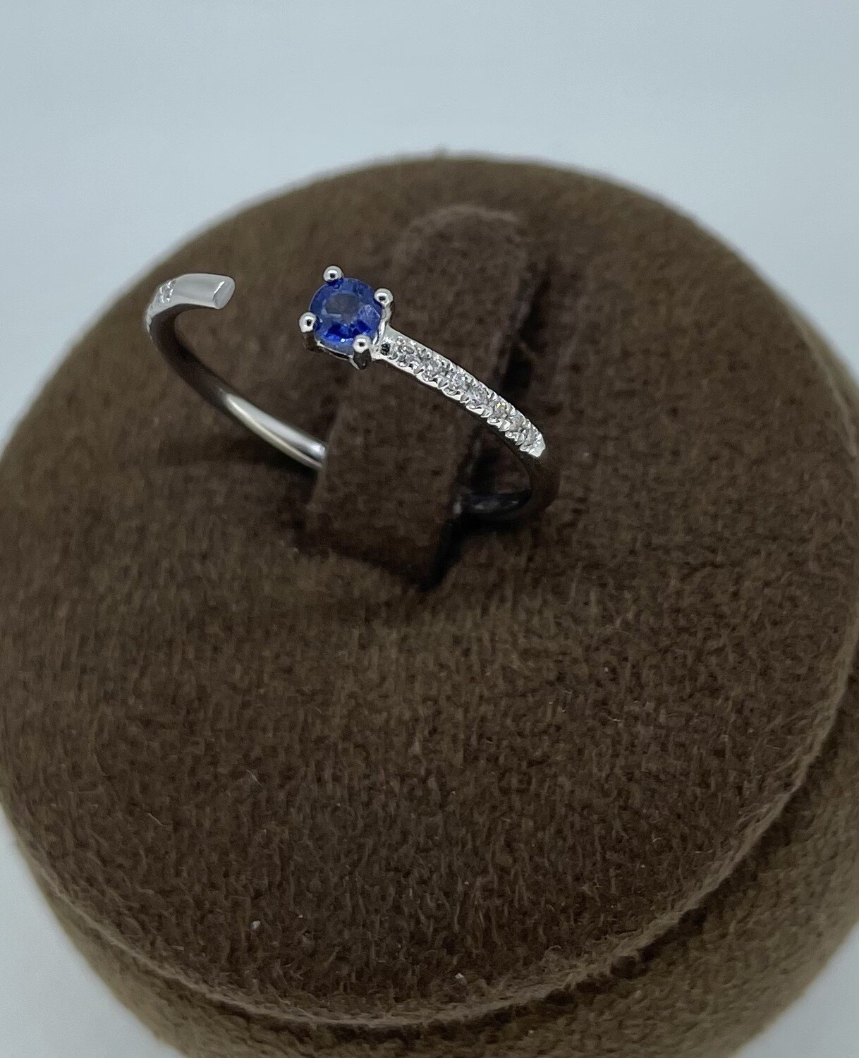 Sortija de oro blanco con diamantes talla brillante y zafiro