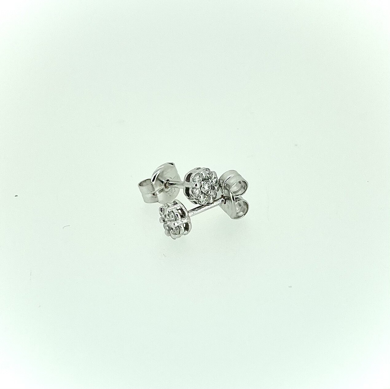 Pendientes de oro blanco de orla de diamantes talla brillante, con engaste invisible, con un peso de 0,25 ktes
