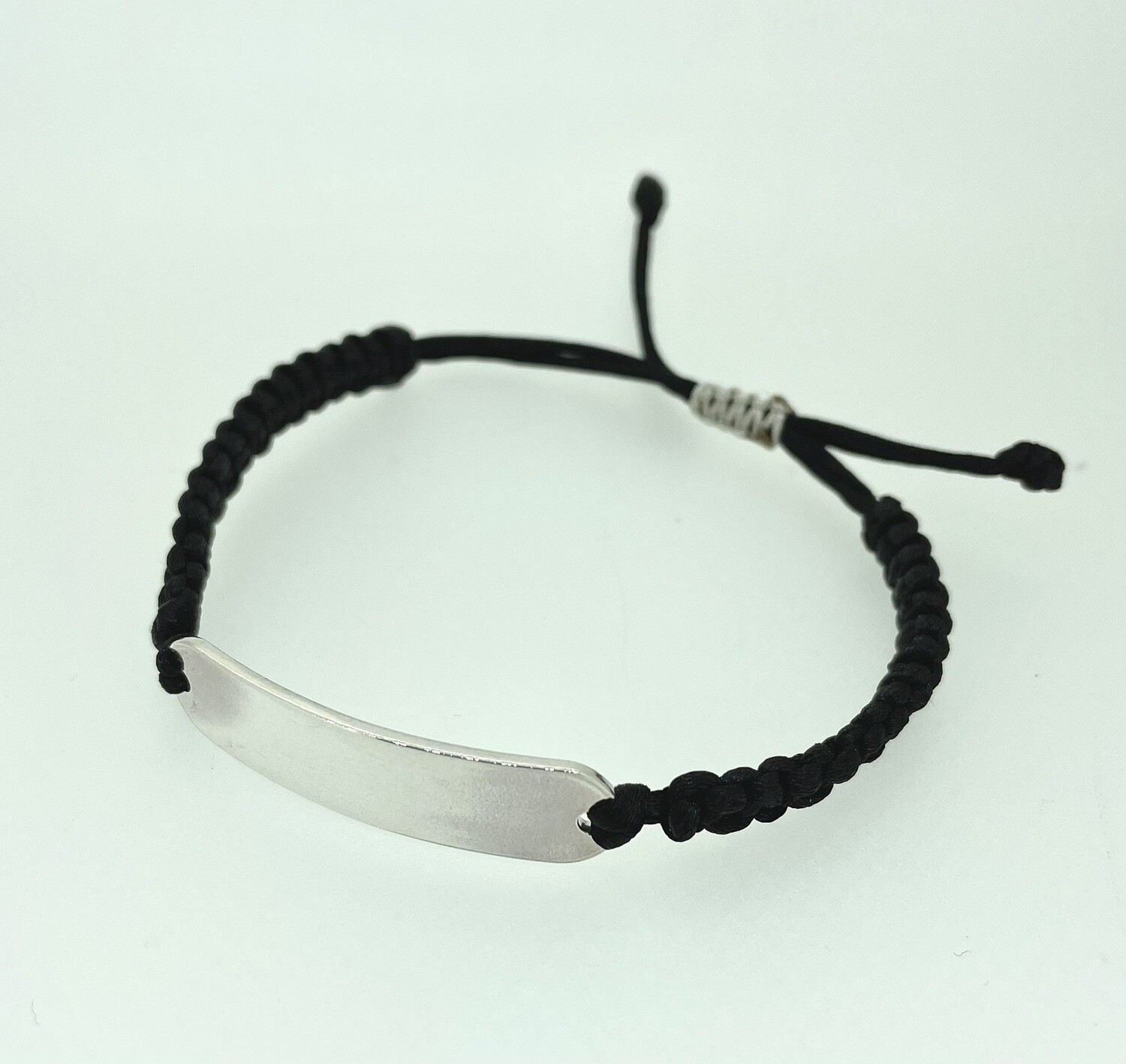 Pulsera con chapa de plata y macramé negro,hombre o mujer.