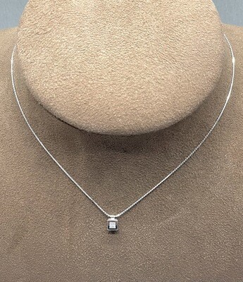 Cadena y chatón de oro blanco, con un diamante talla princesa con un peso 0,27 ktes.