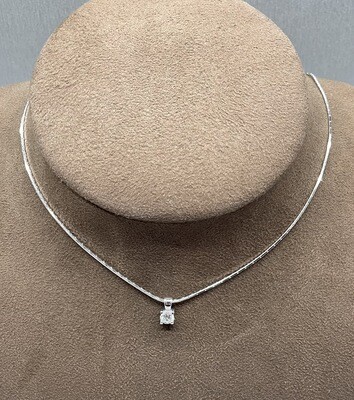 Cadena de oro blanco, con chatón de oro blanco y diamante talla brillante de 0,47 ktes de peso.