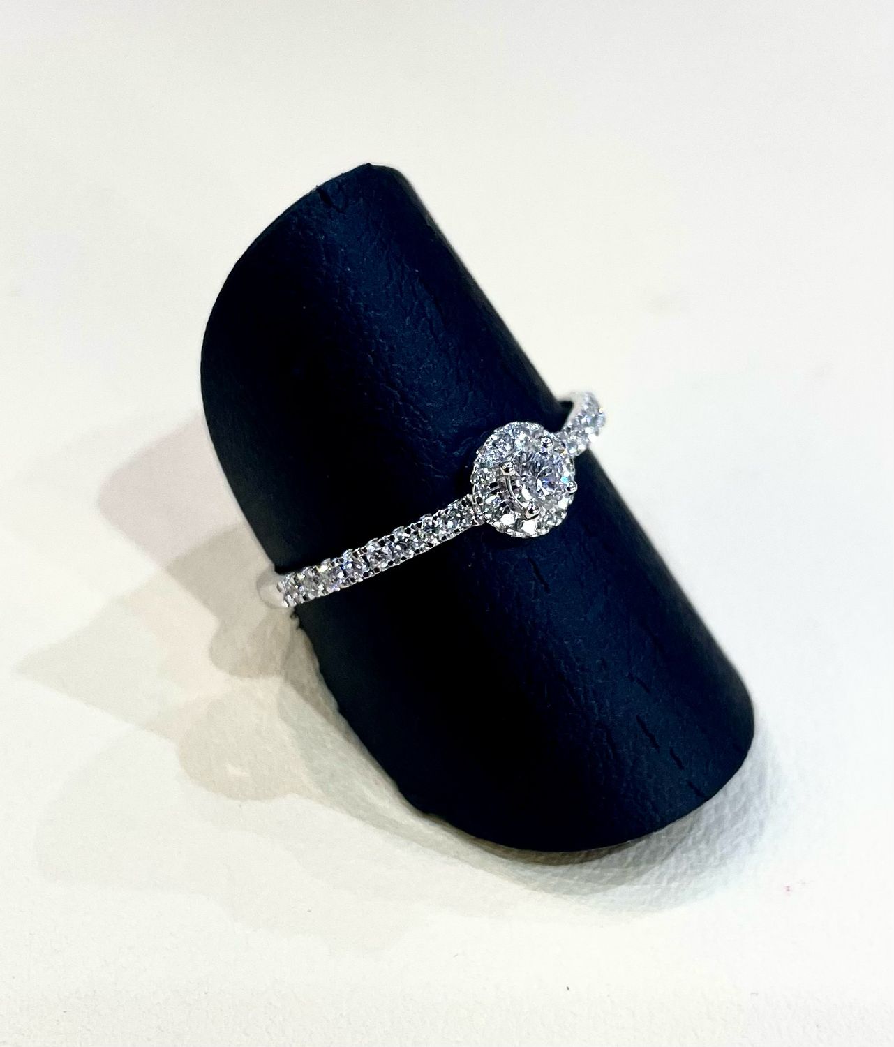 Sortija de oro blanco y diamantes talla brillante, 0,17 ctes en el centro, 0,16 en orla y 0,12 ctes en los brazos.