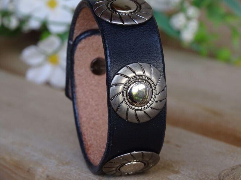 Lederarmband mit Nietscheiben