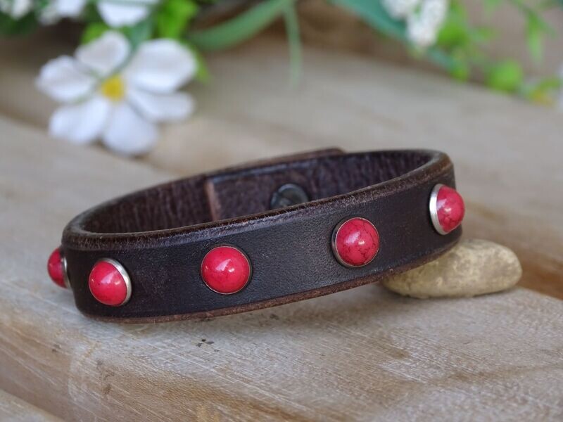 Lederarmband Dunkelbraun, mit roten Beschlägen Lederarmband Dunkelbraun, mit roten Beschlägen