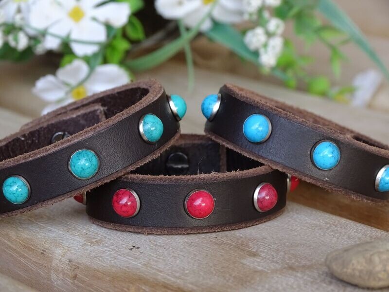 Lederarmband Dunkelbraun, mit farbigen Nieten Lederarmband Dunkelbraun, mit farbigen Nieten