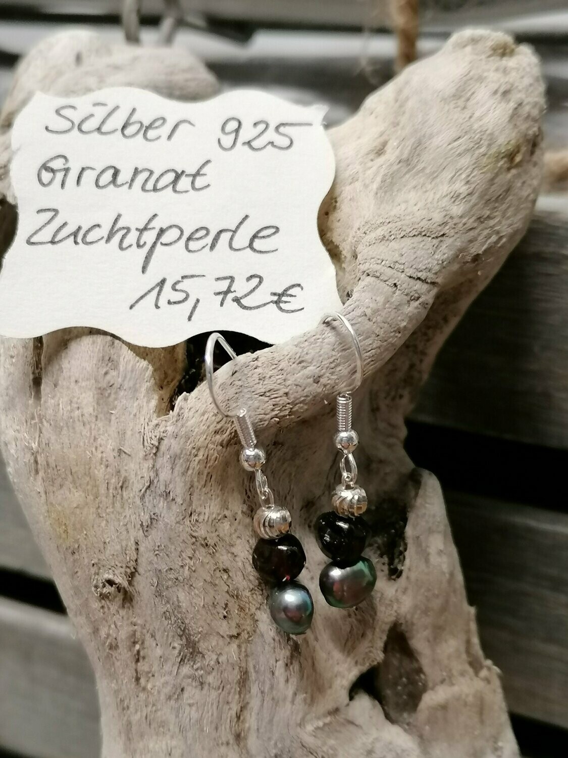 Ohrhänger Silber 925 mit je einem Granat( Trommelstein), Zuchtperle grau und Silberspirale.