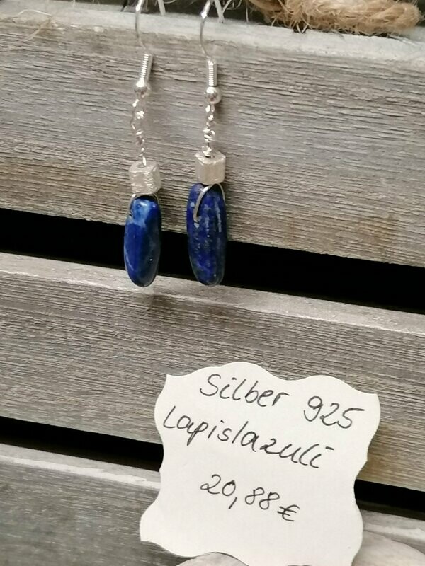 Ohrhänger Silber 925 mit je einem walzenförmigen Lapislazuli und gebürstetem Silberwürfel