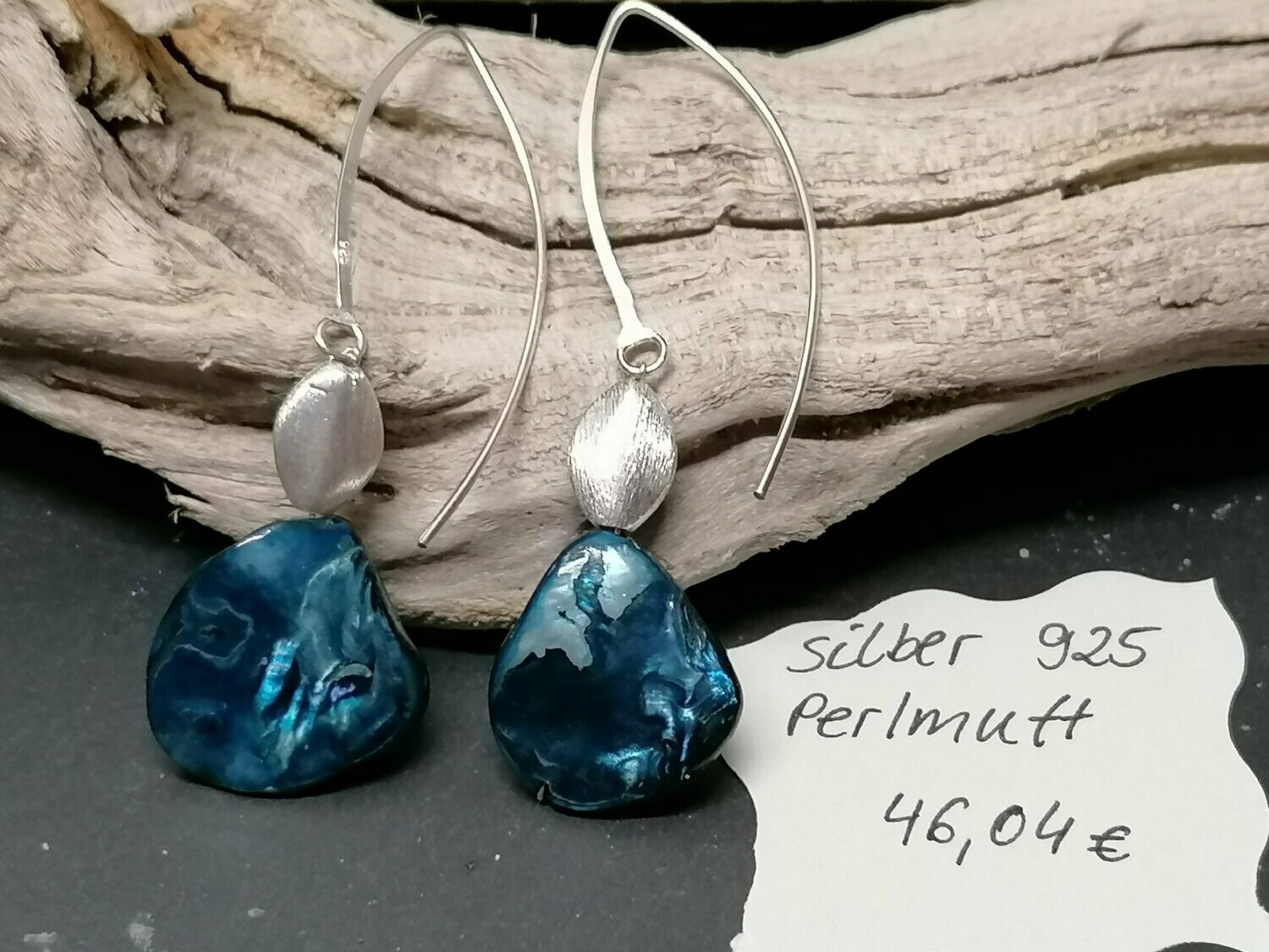Ohrhänger Silber 925 mit Perlmuttnugget (blau) und ovalem, gebürstetem Silberspacer. Länge ca. 6cm