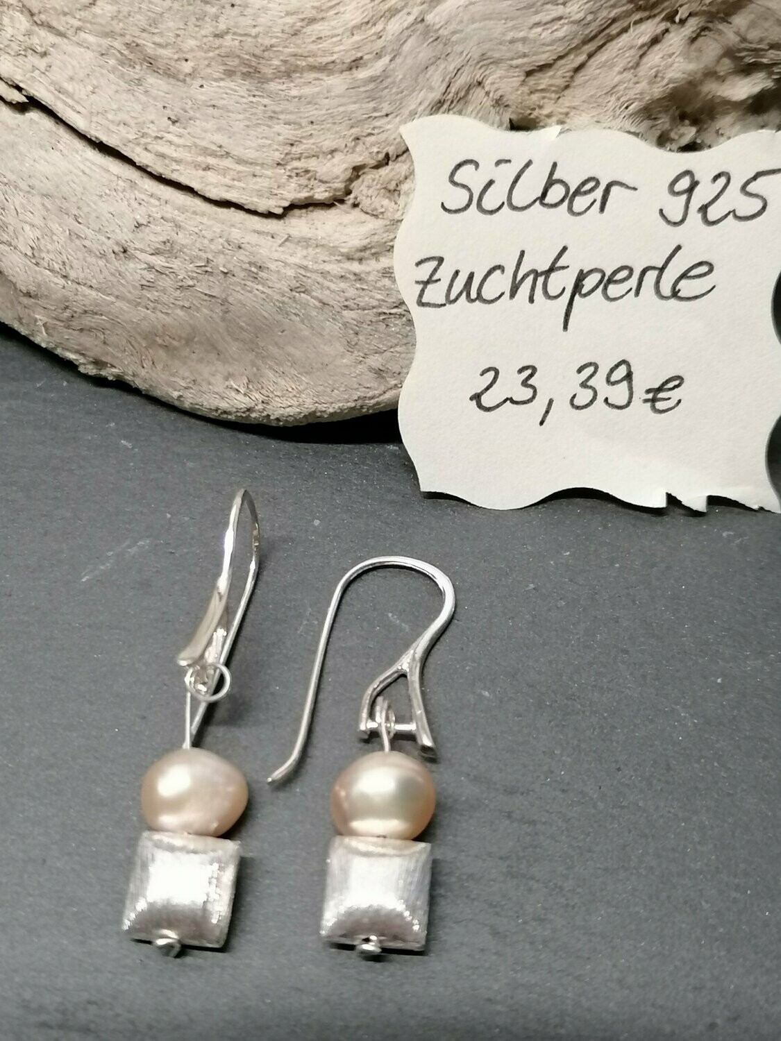 Ohrhänger mit je einer Zuchtperle (creme) und gebürstetem Silberkissen
