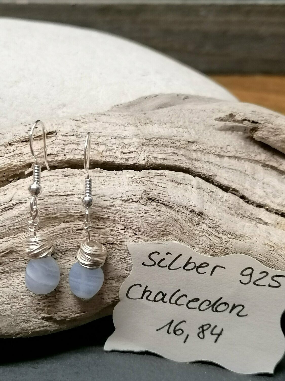 Ohrhänger Silber 925 mit je einem Chalcedon und einer Silberspirale.