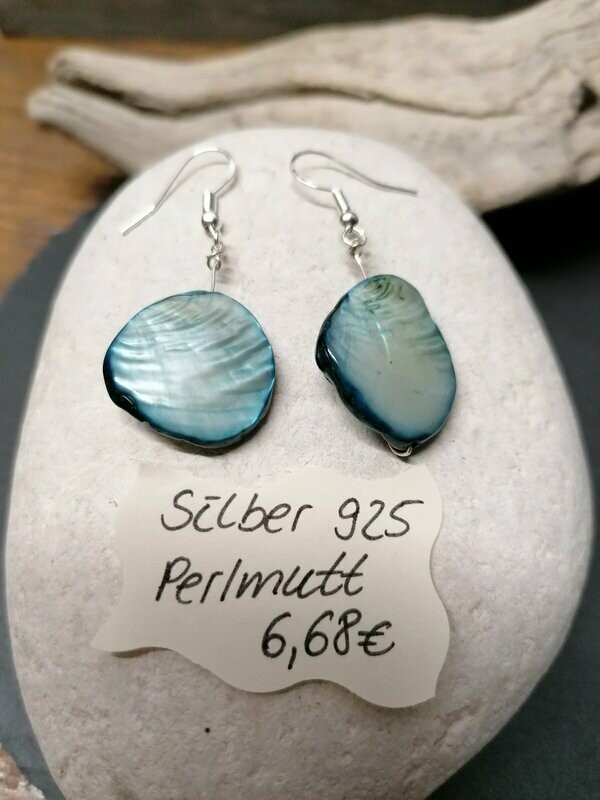 Ohrhänger Silber 925 mit je einem blauen Perlmuttnugget.