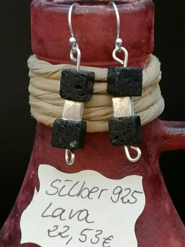 Ohrhänger Silber 925 mit je 2 Lavawürfeln und einem gebürstetem Silberwürfel.
