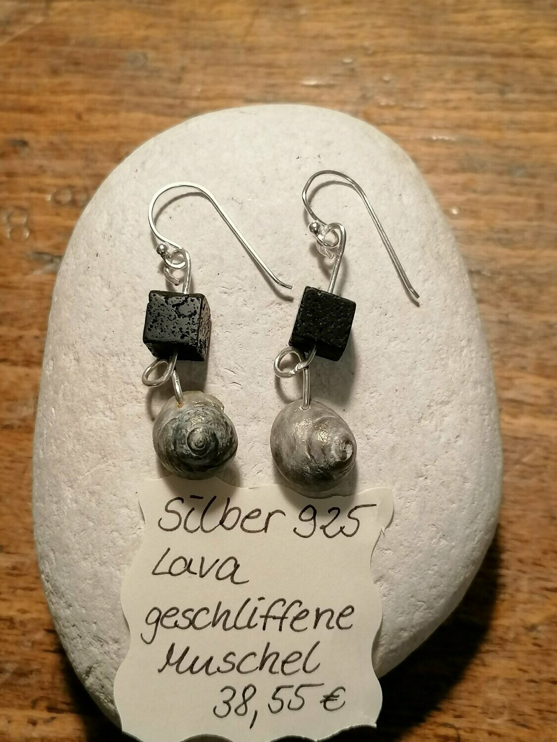 Ohrringe Silber 925 mit je einem Lavawürfel und einer geschliffenen Muschel
