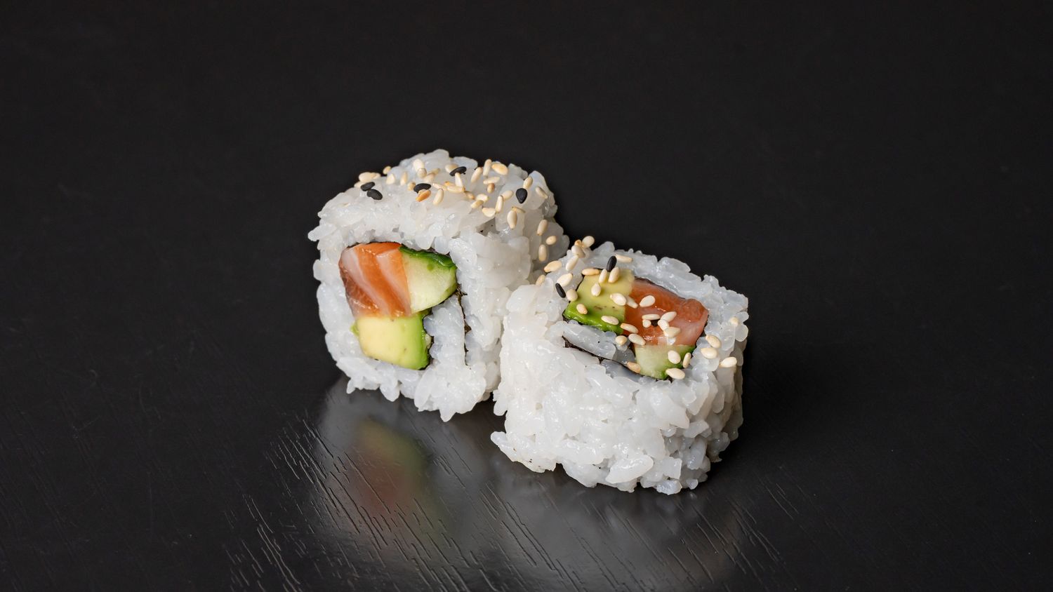55.URAMAKI ZALM AVOCADO