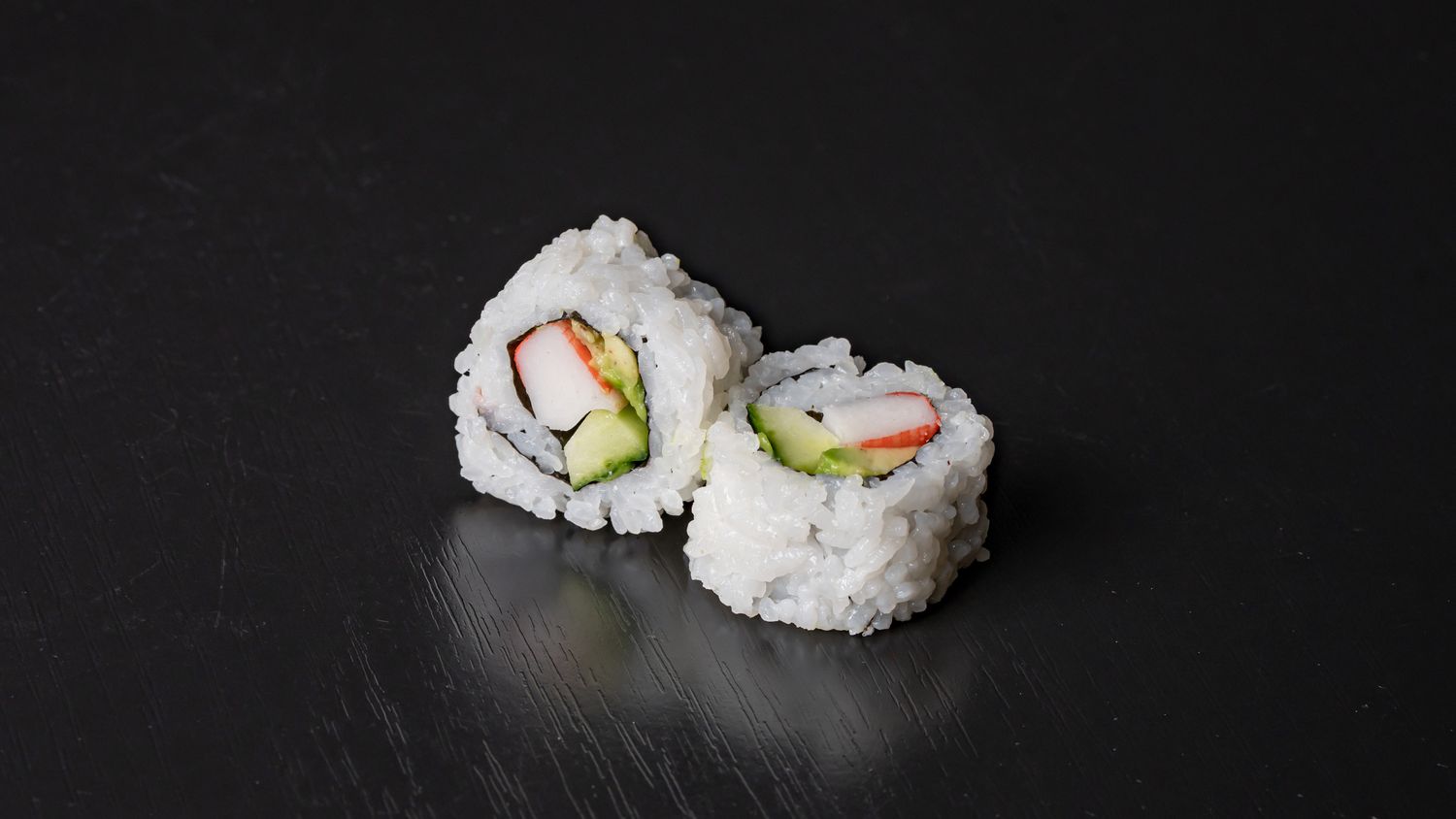 57.URAMAKI SURIMI AVOCADO