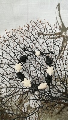 Bracciale tartarughe in ceramica colore bianco e nero stella nera