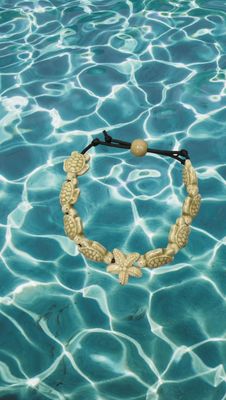 Bracciale tartarughe in ceramica colore beige.