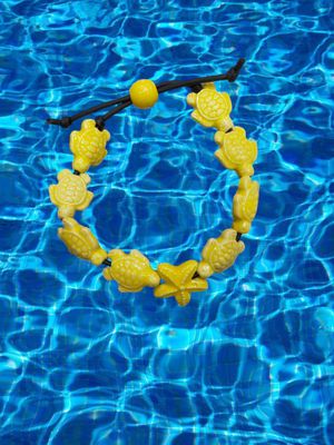 Bracciale tartarughe in ceramica colore giallo chiaro.