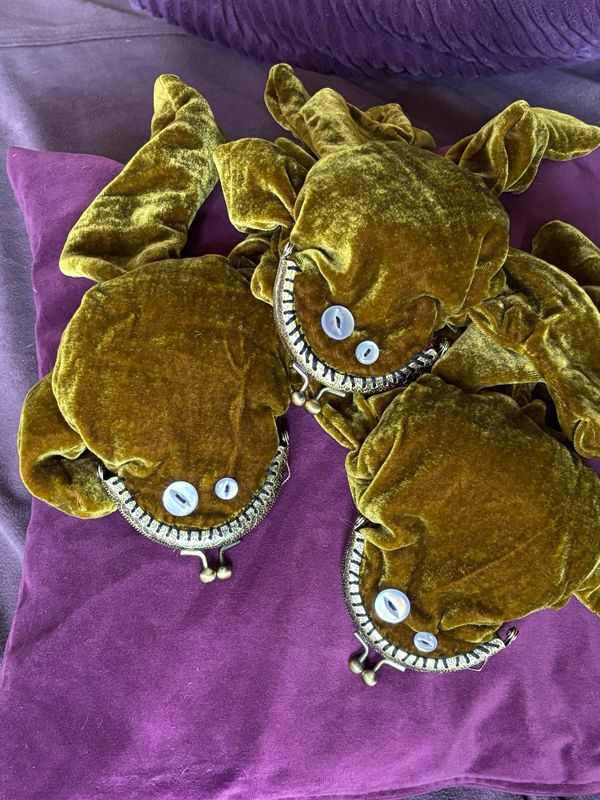 FROG Velvet Coin Purse antique gold