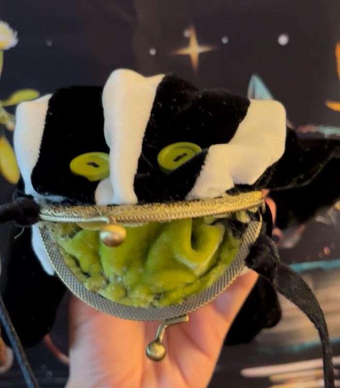 Black And White Stripe With Green Interior Velvet Frog Coin Purse 3 1/2 Inch Clasp