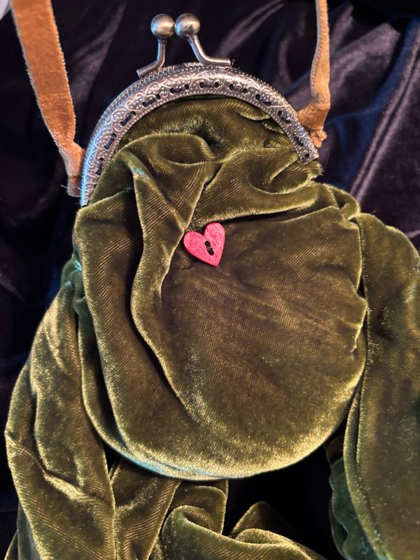 Green Velvet, Frog Coin Purse, 3 1/2 Inch Clap