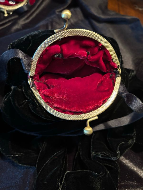 Black Frog Coin Pears, 3 1/2 Inch Clasp