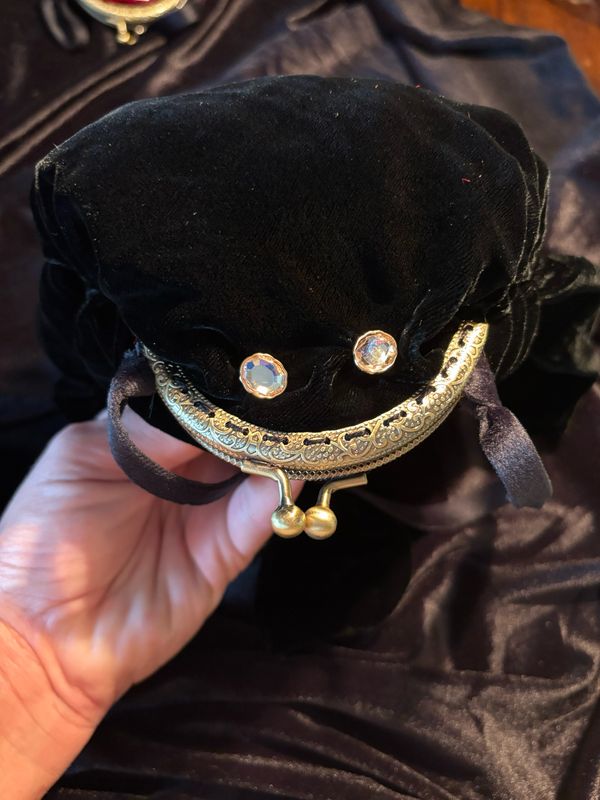 Black Frog Coin Pears, 3 1/2 Inch Clasp