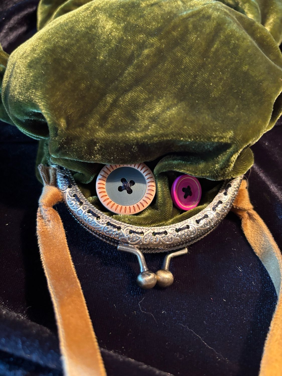 Green Velvet, Frog Coin Purse, 3 1/2 Inch Clap