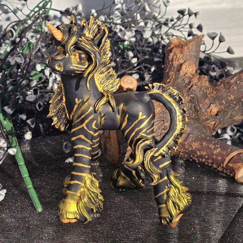 Black/gold unicorn
