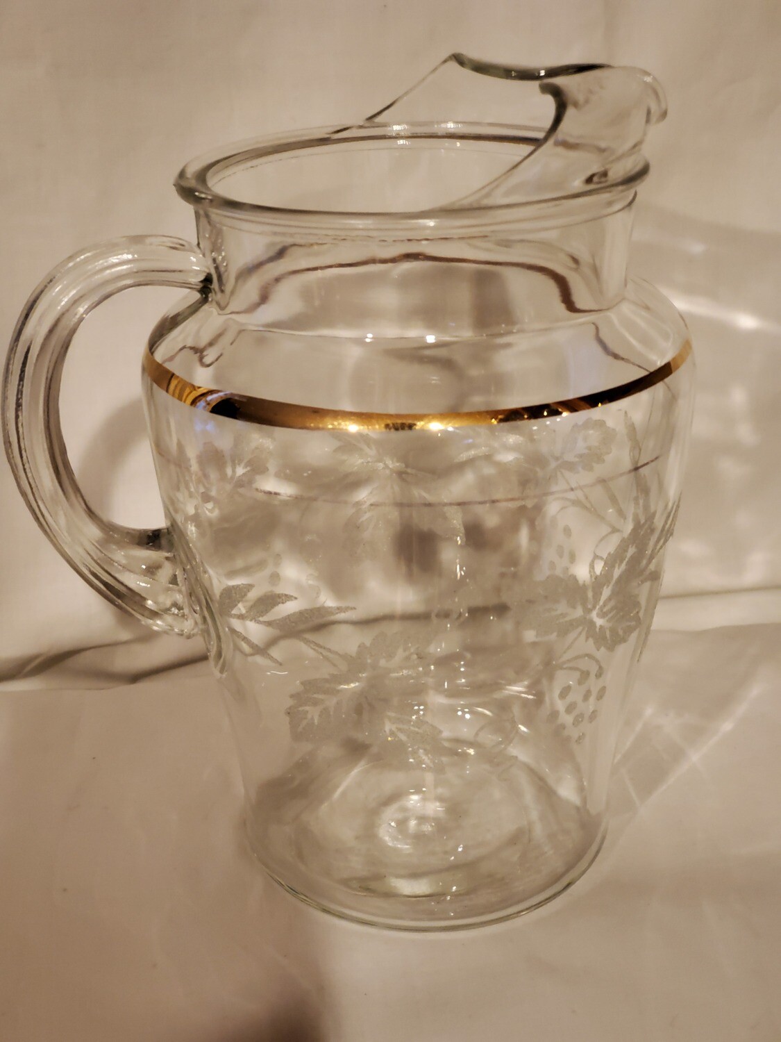 Bartlett Collins, 72 Ounce Pitcher with Ice Lip,
8 1/4 in, Decoration 806 Clear (Gold Trim)