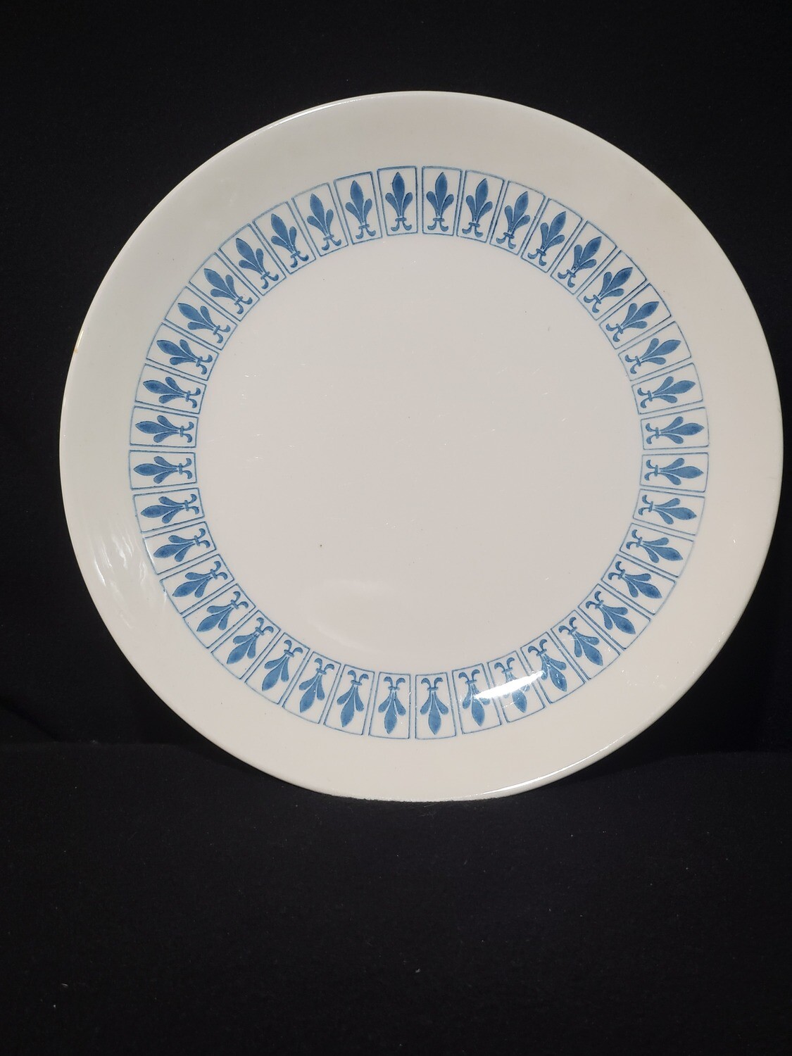 Richelieu by Homer Laughlin, Dinner Plate 10 1/8", Turquoise Blue, Fleur De Lis