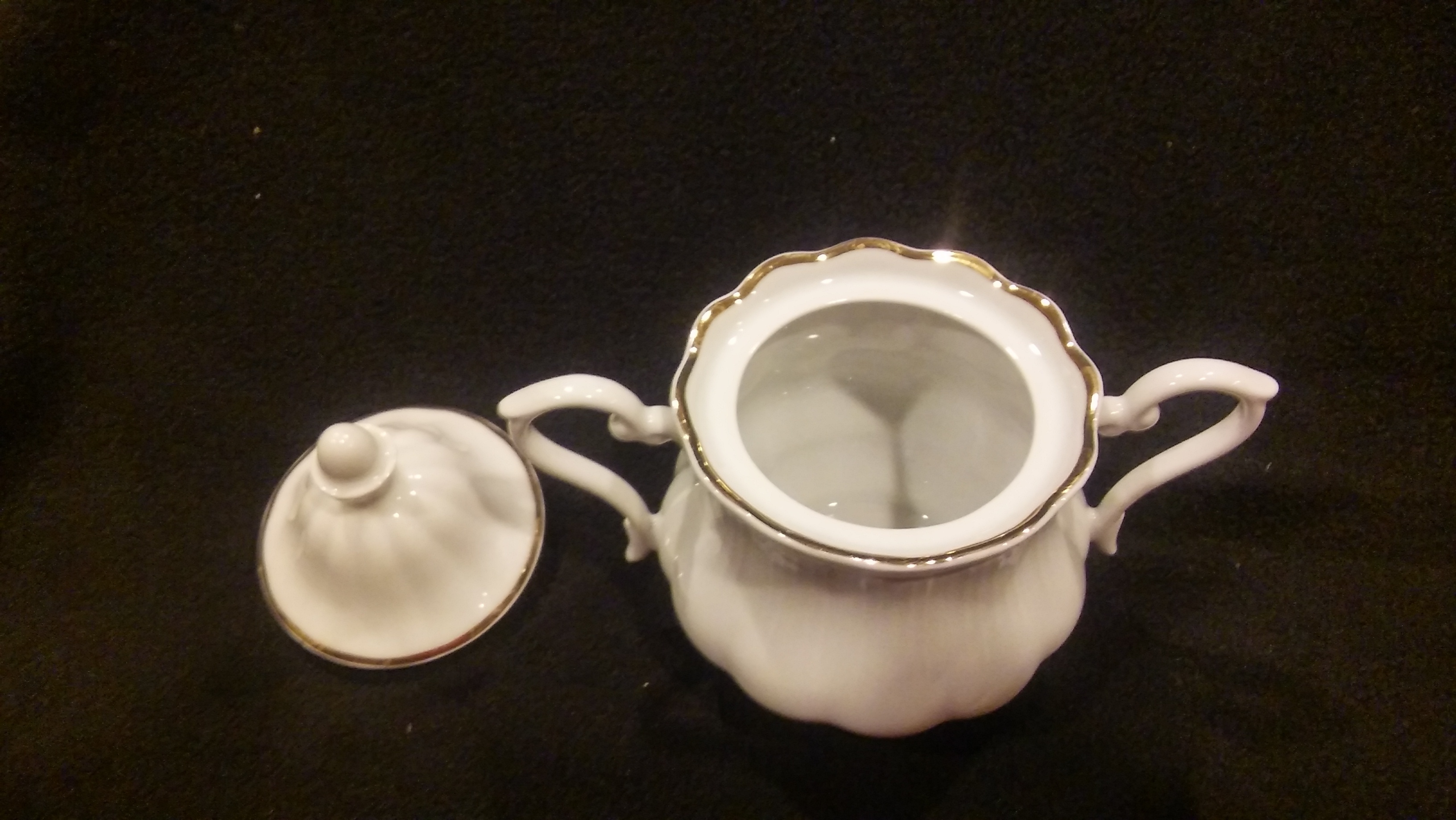 Walbrzych Empire Sugar Bowl with Lid, Ribbed Pattern W/Gold Trim